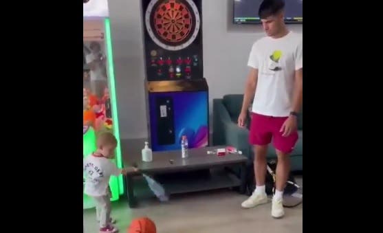 [VÍDEO] Alcaraz faz as delícias ao brincar com o filho de Jarry em Pequim