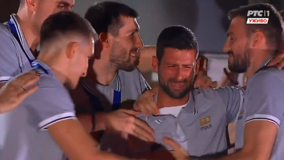 [VÍDEO] Arrepiante: Djokovic é recebido em festa e desaba em lágrimas no regresso à Sérvia