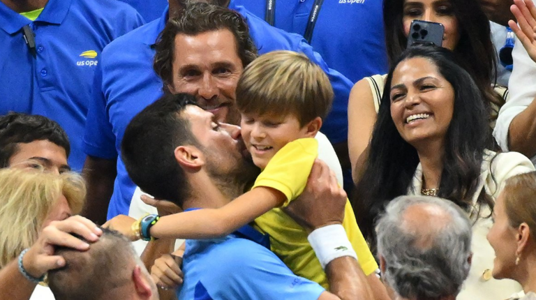 [VÍDEO] Os momentos de emoção de Djokovic (também com os filhos) após vencer o US Open