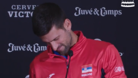 [VÍDEO] Djokovic pede ajuda a jornalista, aprende palavra em espanhol e aponta no telemóvel