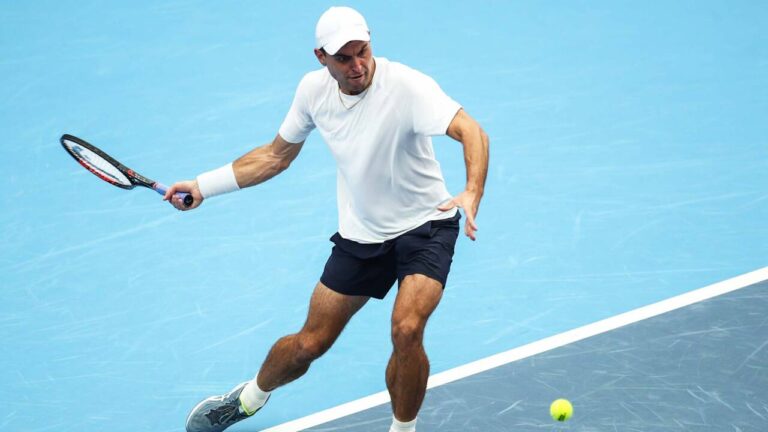 Karatsev vira para eliminar Murray rumo às quartas em Zhuhai