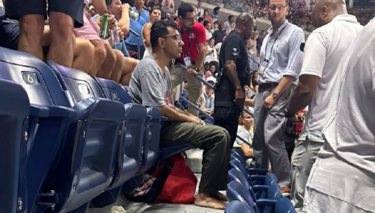 Meias-finais do US Open interrompidas por manifestantes que colaram os pés ao chão