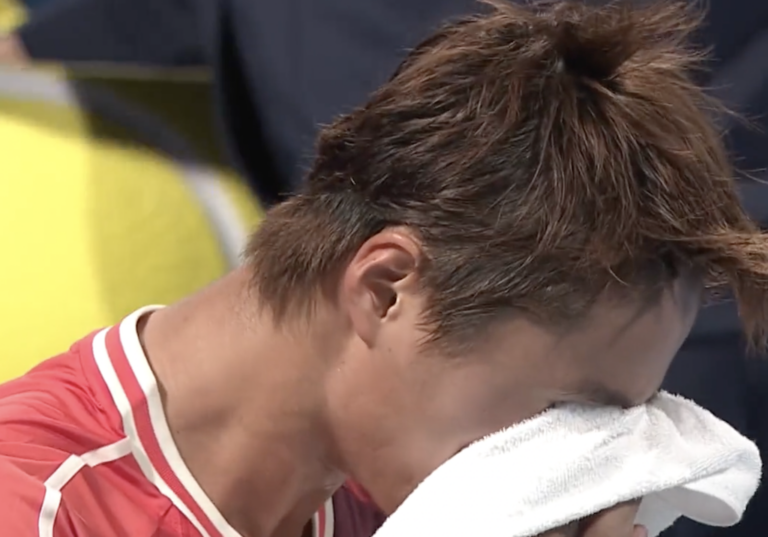 [VÍDEO] Antigo número um de juniores chora em Tóquio depois de somar primeira vitória ATP