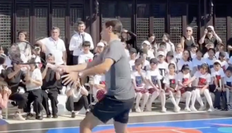 [VÍDEO] Federer mata saudades do ténis e joga com crianças em Xangai