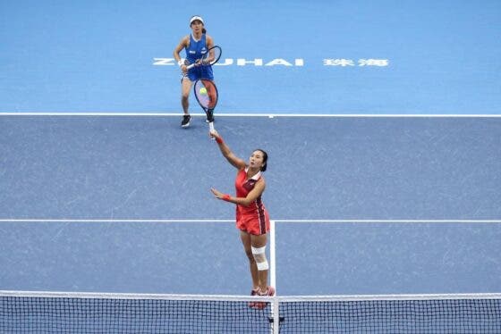 Kato e Sutjiadi vencem chinesas e enfrentam Bia Haddad na final de duplas no Elite Trophy