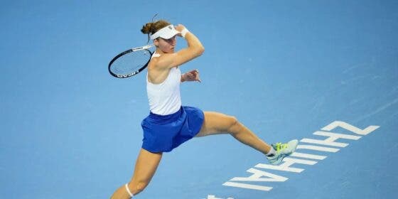 Samsonova desperdiça match points contra já eliminada Kudermetova e Zhu avança à semi do Elite Trophy