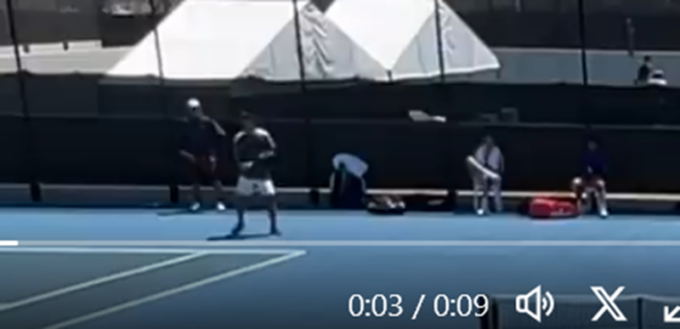 [VÍDEO] Tenista desiste de torneio após levar com raqueta de outro jogador na cabeça