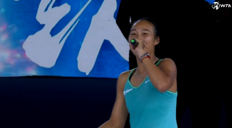 [VÍDEO] Zheng ficou tão eufórica por vencer em casa que… até cantou para o público
