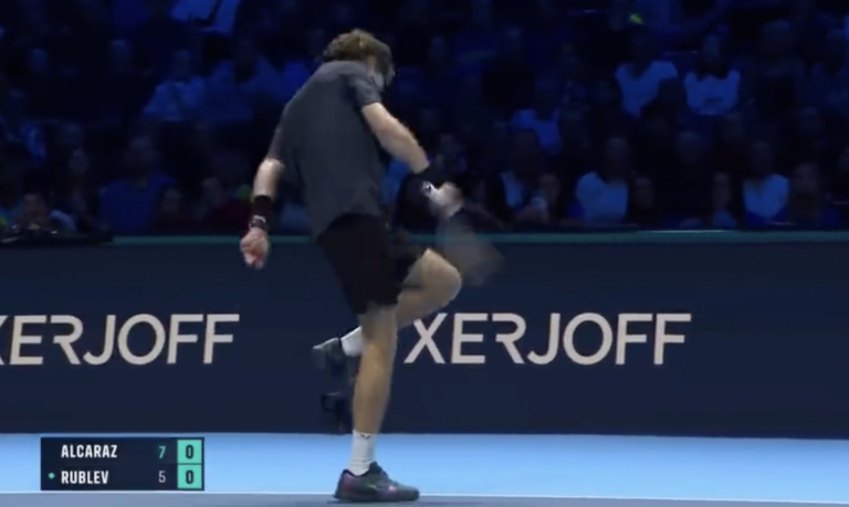 [VÍDEO] Rublev em fúria castiga joelho com a raquete e acaba a sangrar