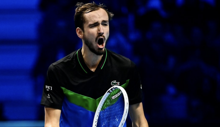 Medvedev faz manita contra Zverev em 2023 e é o primeiro nas ‘meias’ das ATP Finals
