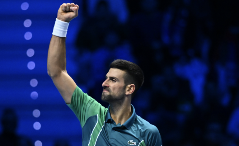 Djokovic mostra quem manda, acaba época de Alcaraz e volta à final das ATP Finals