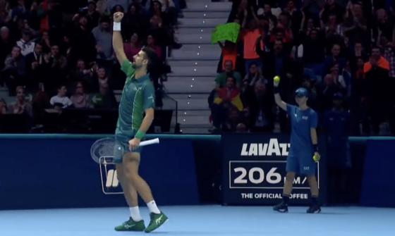 [VÍDEO] O incrível ponto de Djokovic que deixou Turim ao rubro… e Alcaraz desesperado