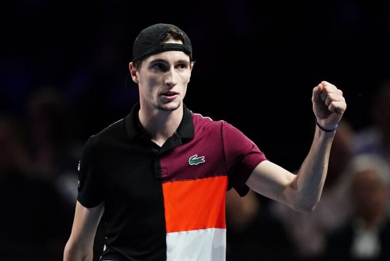 Humbert volta aos títulos em Metz e encerra a temporada no top 20 da ATP