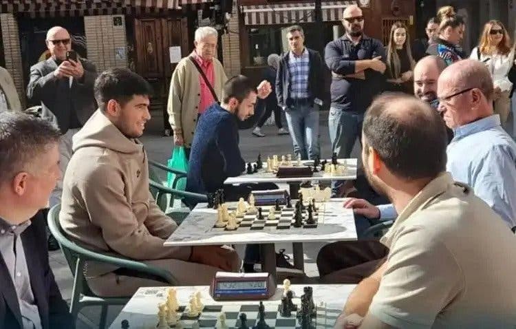 Alcaraz desafia todos os fãs para o defrontarem no… xadrez