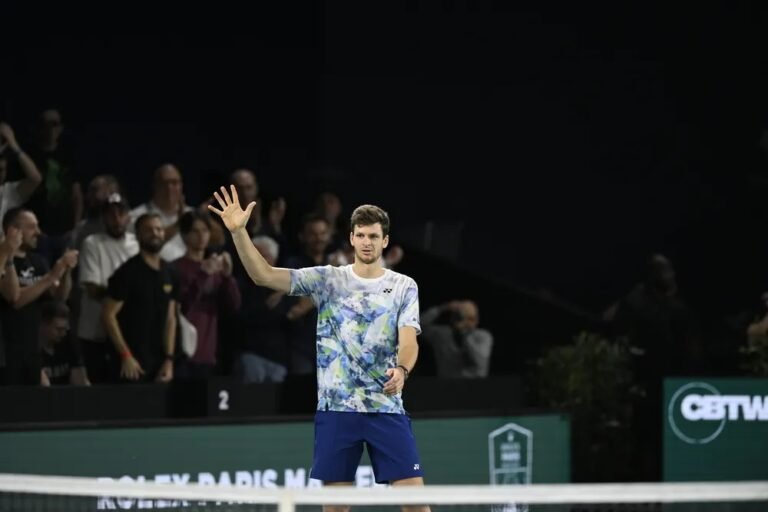 Hurkacz segue para as quartas em Paris e se mantém vivo na luta pelo Finals