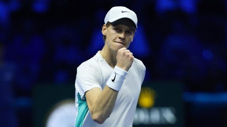 Sinner qualificado para as meias-finais das ATP Finals após Hurkacz vencer set a Djokovic