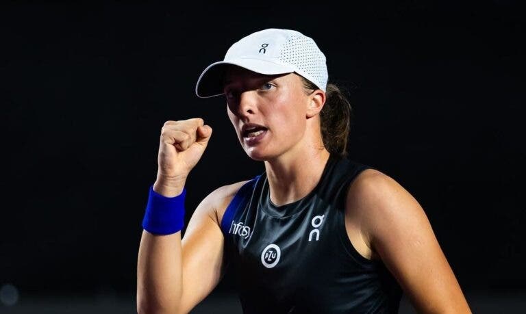 Swiatek joga muito, não dá chances a Sabalenka e pode roubar-lhe o número 1