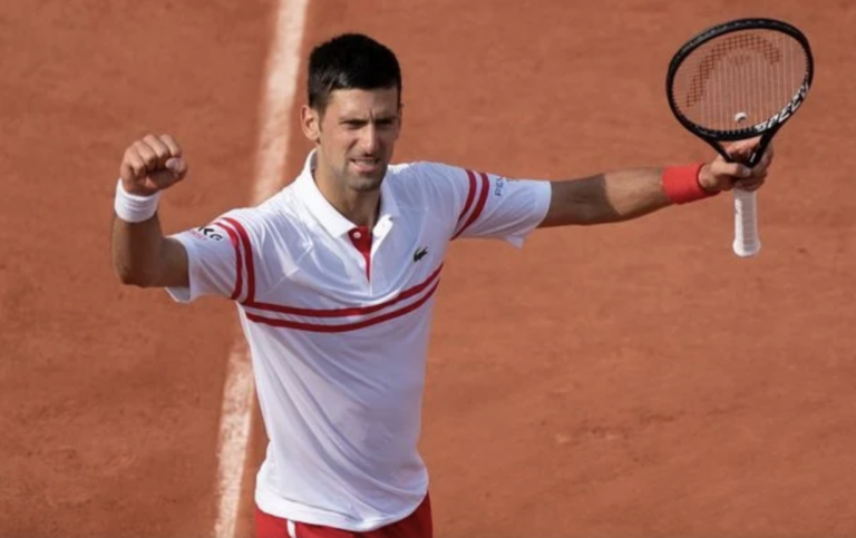 Bola Amarela - O Kids Day de Novak Djokovic continuou no quarto de  hotel.