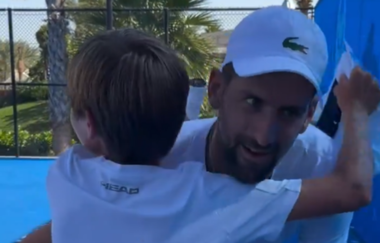 [VÍDEO] Djokovic concretiza sonho e treina com jovem de 13 anos no Dubai