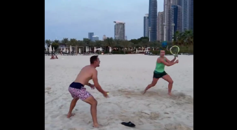 [VÍDEO] Krejcikova partilha exercício de treino… na praia