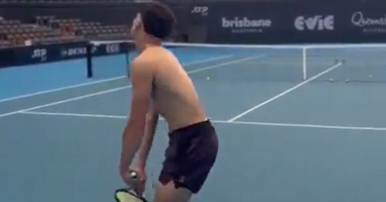 [VÍDEO] Shelton volta à Austrália e impressiona pelo som do serviço