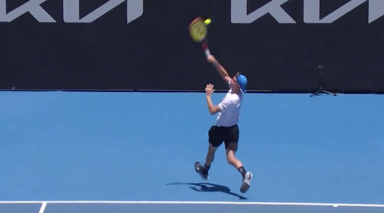 [VÍDEO] Perdeu mas candidatou-se a pancada mais espectacular do Australian Open