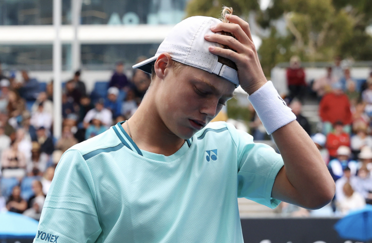 Filho de Hewitt não contraria favorito e cai no torneio júnior do Australian Open