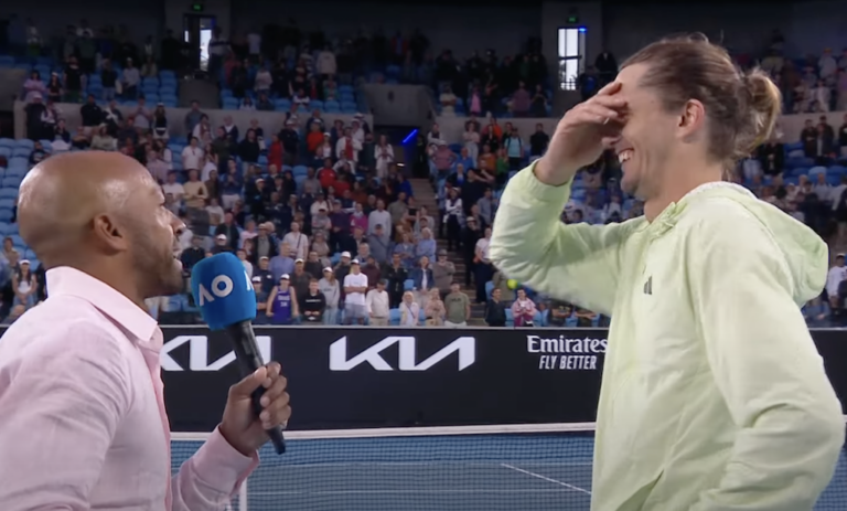 [VÍDEO] Zverev esqueceu-se do aniversário do pai… mas acabou a cantar-lhe os parabéns!