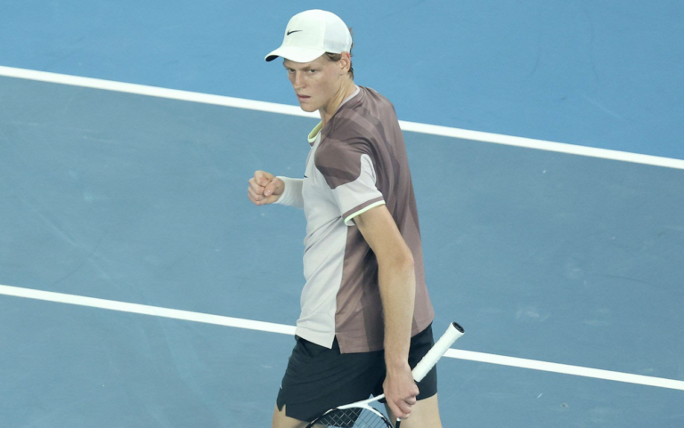 Sinner agiganta-se, segue perfeito para as ‘meias’ do Australian Open e reencontra Djokovic