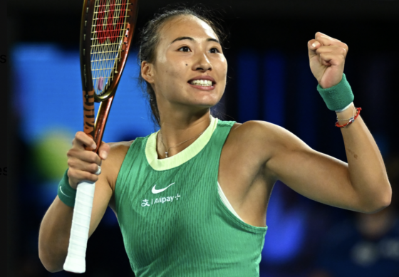 Qinwen Zheng radiante nas ‘meias’ do Australian Open: «Foram muitos altos e baixos até aqui»
