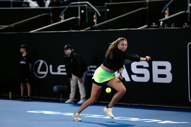 Um dia para esquecer: Anisimova ganha apenas um game e diz adeus a Auckland em 50 minutos
