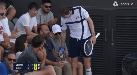 [VÍDEO] Bublik perde ponto e… rouba batata frita a espetador