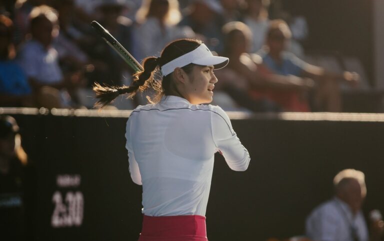 Raducanu retorna oito meses depois com uma vitória e marca duelo… com Svitolina