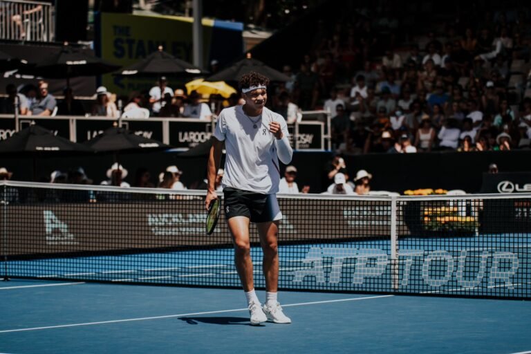 Shelton arrasa na estreia em Auckland rumo às quartas