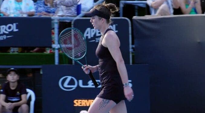 Svitolina joga muito e bate Wozniacki no arranque da época em Auckland