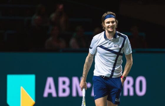 Bublik brinca após vitória de manhã em Roterdão: «Não queiram ver-me acordado antes das 10h!»