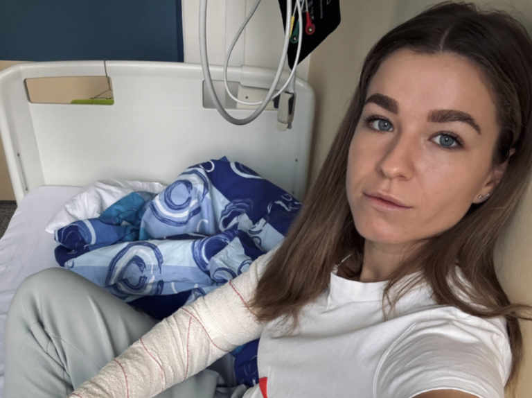 Muchova confirma pior cenário e já foi operada ao pulso direito