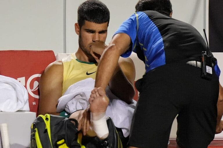 SURREAL: Alcaraz torce o pé no segundo ponto do encontro e desiste do Rio Open