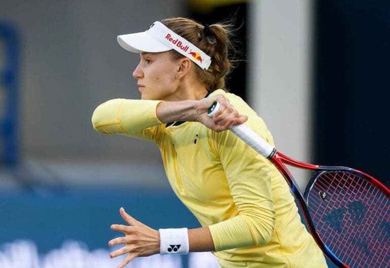 Rybakina desiste de Indian Wells devido a doença e falha defesa do título