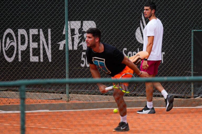[FOTOS] Alcaraz voltou ao court no Rio Open mas para fazer de treinador e apanha-bolas do irmão