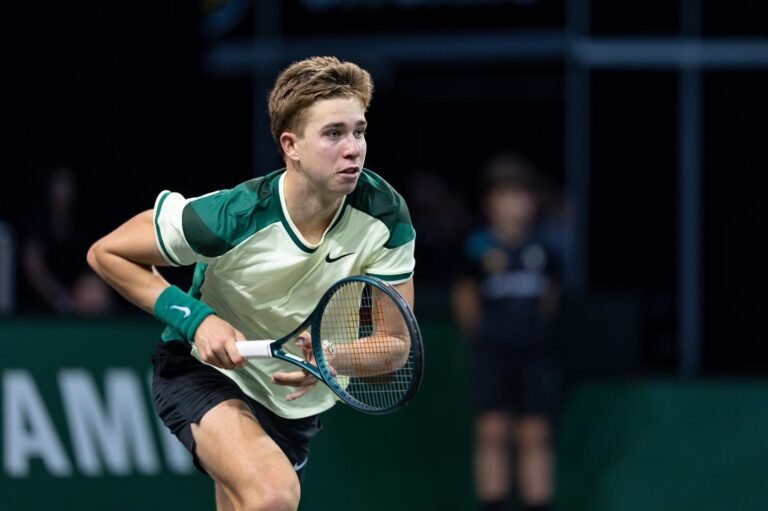 Prodígio de 15 anos equilibra, mas cai no qualifying de Roterdã; Shapovalov avança