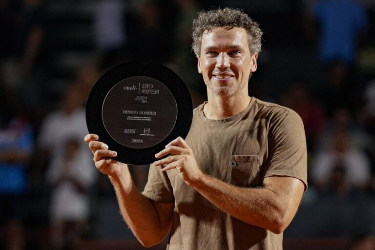 Bruno Soares se emociona ao ser homenageado no Rio Open