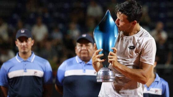 Darderi fecha semana de sonho em Córdoba e conquista primeiro título da carreira