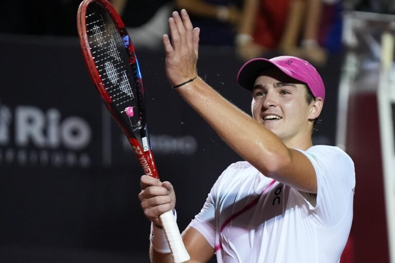 Saiba onde assistir João Fonseca x Navone pelo Rio Open ao vivo hoje