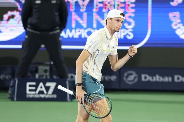 Humbert salva match points e vira contra Hurkacz rumo às semis em Dubai