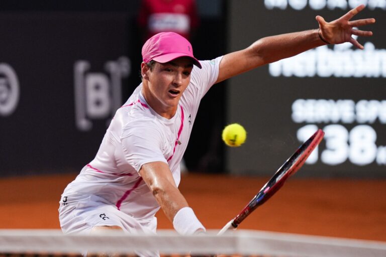 Saiba onde assistir João Fonseca x Garín pelo Rio Open ao vivo hoje