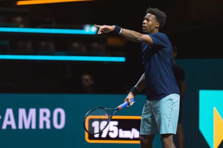 Monfils bate Shapovalov em dois tie-breaks e soma segunda vitória do ano
