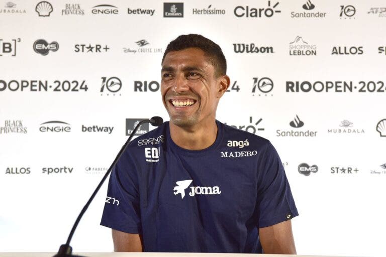 Thiago Monteiro se diz preparado para desafio contra Alcaraz no Rio Open: “Treino para isso”