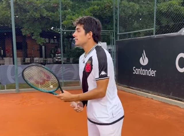 [VÍDEO] Adversário de Fonseca nas oitavas do Rio Open, Garin treina com camisa do Vasco
