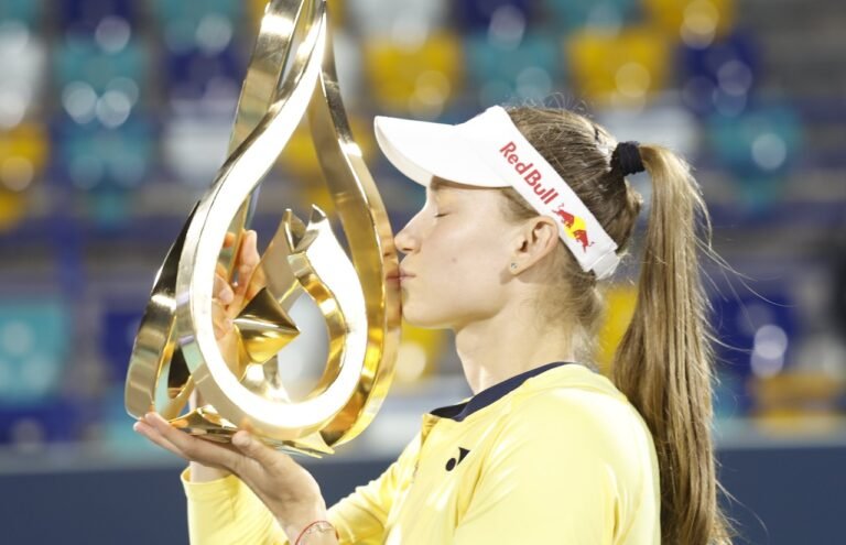 Rybakina não dá chances e conquista segundo título da temporada em Abu Dhabi